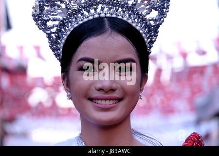 Una giovane regina della bellezza filippina partecipa al festival di San Isidro Pahiyas in onore del santo patrono degli agricoltori Saint Isidore il Labourer nella città di Lucban o Lukban situato ai piedi del Monte Banahaw nella provincia di Quezon nelle Filippine Foto Stock