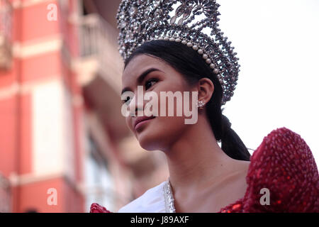 Una giovane regina della bellezza filippina partecipa al festival di San Isidro Pahiyas in onore del santo patrono degli agricoltori Saint Isidore il Labourer nella città di Lucban o Lukban situato ai piedi del Monte Banahaw nella provincia di Quezon nelle Filippine Foto Stock