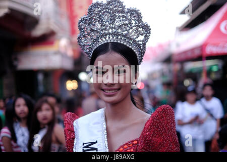 Una giovane regina della bellezza filippina partecipa al festival di San Isidro Pahiyas in onore del santo patrono degli agricoltori Saint Isidore il Labourer nella città di Lucban o Lukban situato ai piedi del Monte Banahaw nella provincia di Quezon nelle Filippine Foto Stock