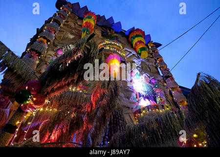 Una casa decorata per San Isidro Pahiyas Harvest Festival in onore del santo patrono degli agricoltori Saint Isidore il Labourer nella città di Lucban o Lukban situato ai piedi del Monte Banahaw nella provincia di Quezon nelle Filippine Foto Stock