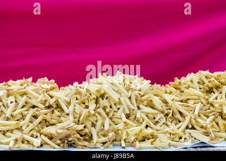 Taglio fresco patate chips pronto per la frittura Foto Stock