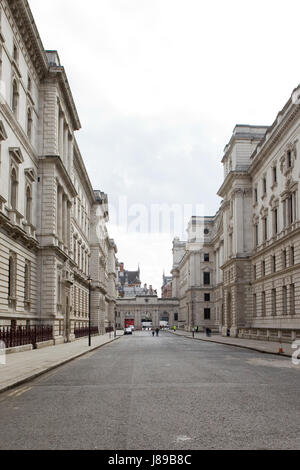 Edifici sulla strada che conduce al Churchill War Rooms Foto Stock