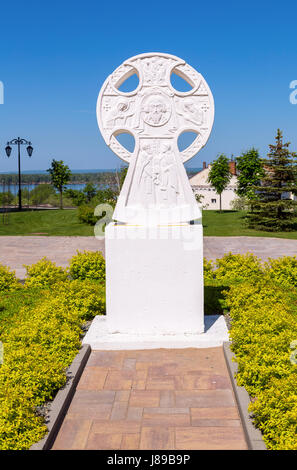 Samara, Russia - 25 Maggio 2017: Chiesa ortodossa russa. Croce di culto in onore dei Santi Cirillo e Metodio presso il monastero di Iversky a Samara, Russia Foto Stock