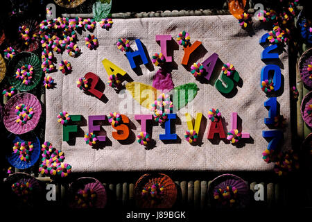 Una casa decorata per San Isidro Pahiyas Harvest Festival in onore del santo patrono degli agricoltori Saint Isidore il Labourer nella città di Lucban o Lukban situato ai piedi del Monte Banahaw nella provincia di Quezon nelle Filippine Foto Stock