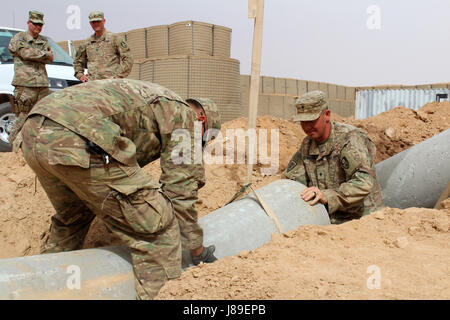 Il vice comandante della Task Force Spartan visita i soldati dell'esercito americano alla base aerea di al Asad, Iraq, il 1 maggio 2017, durante una circolazione sul campo di battaglia con le unità assegnate all'operazione Spartan Shield a supporto delle operazioni contro l'ISIS. Foto Stock
