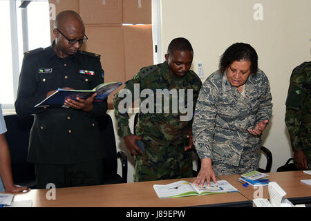 (Da sinistra a destra) Principali Ernest Ruririmbwa, RN, capitano Jean Bosco Habyarimana, MD, Stati Uniti Air Force Il colonnello Rita Duboyce. Stati Uniti Air Force Col. Rita Duboyce legge i diversi passaggi per utilizzare un defibrillatore automatico esterno durante il Basic Life Support class presso l'ospedale militare di Kigali, Ruanda il 2 maggio. Basic Life Support e Advanced Cardiac Life Support sono parte della fase quattro della difesa Istituto per le operazioni mediche programma finanziato dall'Africano di istruzione militare per stabilire in maniera affidabile un centro di simulazione per il Ruanda ospedale militare a sostegno delle Nazioni Unite per la pace keepin Foto Stock