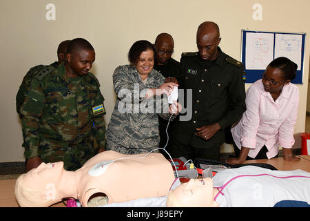 (Da sinistra a destra) capitano Jean Bosco Habyarimana, MD, Stati Uniti Air Force Il colonnello Rita Duboyce, Grandi Ernest Ruririmbwa, RN, principali Mukwesi Cristiana, MD e Gisele Mudasumbwa, RN. Stati Uniti Air Force Col. Rita Duboyce dimostra come collegare il defibrillatore automatico esterno pad usando il manichino durante il Basic Life Support class presso l'ospedale militare di Kigali, Ruanda il 2 maggio. Basic Life Support e Advanced Cardiac Life Support sono parte della fase quattro della difesa Istituto per le operazioni mediche programma finanziato dall'Africano di istruzione militare per stabilire una simulazione affidabile ce Foto Stock