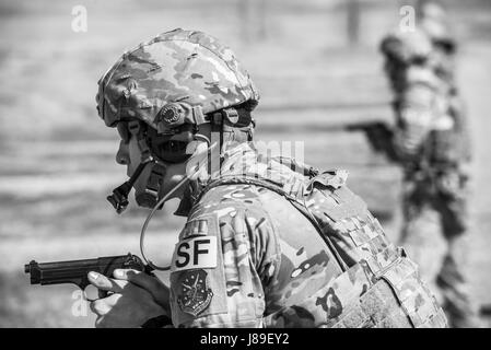 Tech. Sgt. Kyle Douglas, 91 delle forze di sicurezza gruppo NCO in carica della sicurezza fisica, si prepara a fuoco un M9 pistola a Camp Grafton, N.D., 4 maggio 2017. Il Global Strike Team Challenge ha sparato il M9 e M4 in una varietà di posizioni e di situazioni per prepararsi alla concorrenza. (U.S. Air Force foto/Senior Airman J.T. Armstrong) Foto Stock