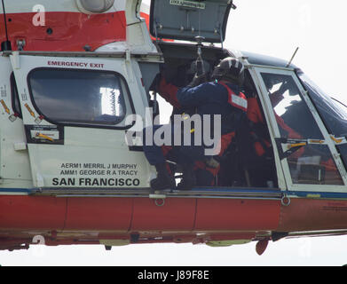 Membri della Guardia Costiera ausili alla navigazione Team Los Angeles-Long spiaggia ed un equipaggio da Avanzamento base operativa Point Mugu condotte di distribuzione diretta di formazione presso la Guardia Costiera Los Base Angeles-Long Beach il 10 maggio 2017. FOB Mugu e ANT LA-LB spesso condotta questa joint-issare la formazione per migliorare le loro abilità nel condurre operazioni in postazioni remote. (U.S. Coast Guard dai Sottufficiali di terza classe DaVonte midollo") Foto Stock