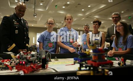 Durante la sua visita con il National Space Club-Huntsville, Esercito Materiel Command vice comandante tenente Gen. Larry Wyche colloqui con gli studenti delle scuole medie che sono membri del caos motorizzato FIRST Lego League robotics team di Madison. La squadra che ha vinto l'Alabama stato campionato di robotica e collocati a livello nazionale, hanno condiviso la loro "Salvare le tartarughe, impedendo Poachery" progetto con Wyche e spazio soci del club. "Questi giovani nella scuola media i bambini condurranno la nostra nazione un giorno", Wyche detto. Foto Stock