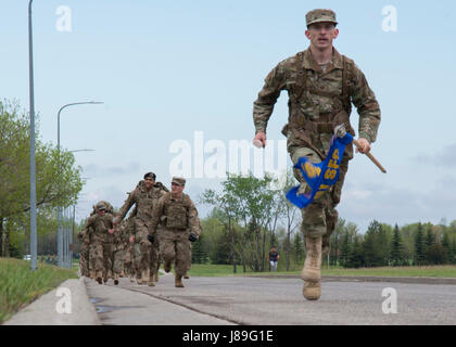 Master Sgt. Christopher Davis, 791st Missile delle forze di sicurezza squadrone primo sergente, Sprint alla fine il 5K ricordo Ruck Marzo a Minot Air Force Base, N.D., 16 maggio 2017. I membri che hanno terminato prima ruotato intorno a motivare il gruppo a fine forti insieme. (U.S. Air Force foto/Airman 1. Classe Alyssa M. Akers) Foto Stock