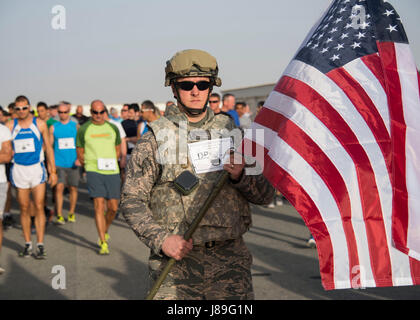 Senior Master Sgt. Ryan Buffington, il 386Expeditionary forze di sicurezza operazioni squadrone sovrintendente, si prepara a condurre le guide del 2017 Settimana di polizia "5k per i caduti," in una località segreta nel sud-ovest Asia, 16 maggio 2017. Buffington correva il 5k indossa il suo giubbotto antiproiettile e casco in onore e ricordo di quelli fs i membri che deve sopportare la bandiera nera condizioni in una blindatura corporea. (U.S. Air Force foto/TSgt Jonathan Hehnly) Foto Stock