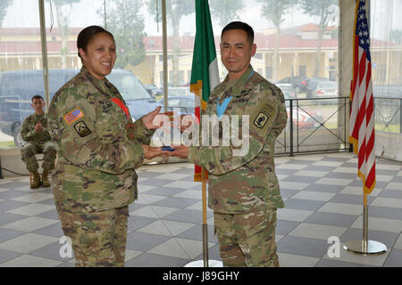 Il comando Sgt. Il Mag. Delfin J. Romani, 54th ingegnere vigili del Battaglione, riceve una cresta dal Master Sgt. Nicola Felder durante un Sgt. Morales Club induzione cerimonia tenutasi alla Caserma Ederle, Vicenza, Italia, Maggio 18, 2017. (U.S. Foto dell'esercito da Visual Information Specialist Antonio Bedin/rilasciato) Foto Stock