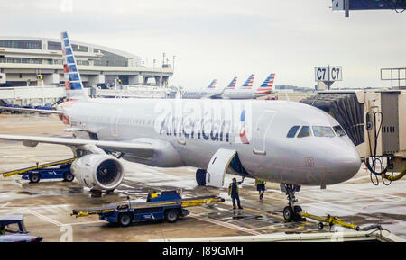 American Airlines aeromobili in attesa presso la porta Dallas - Texas - 10 aprile 2017 Foto Stock