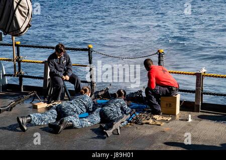 170518-N-QN175-030 OCEANO ATLANTICO (18 maggio 2017) marinai fire .50-mitragliatrici calibro durante un'esercitazione a fuoco sul fiocco della portaerei USS Dwight D. Eisenhower CVN (69). La nave è in corso condurre esercitazioni di ingegneria come parte della fase di supporto della flotta ottimizzato il piano di risposta. (U.S. Foto di Marina di Massa lo specialista di comunicazione di terza classe Dartez C. Williams/rilasciato) Foto Stock