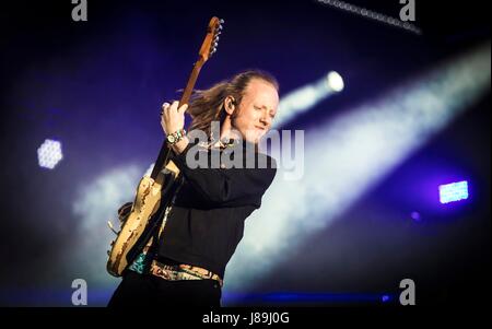 Due porte di Cinema Club front man Alex Trimble esegue durante la BBC Radio 1's Big Weekend a Burton Constable Hall, Burton Constable, Skirlaugh in Hull. Foto Stock