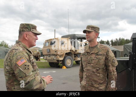 Pfc. Brennen McKinney, una radio operatore telefonico con la società A, secondo battaglione (letale), xii Reggimento di Fanteria, seconda della brigata di fanteria combattere la squadra, 4a divisione di fanteria, è le congratulazioni per un lavoro ben fatto da Brig. Gen. Timothy Daugherty, la US Army Europa vice capo del personale, capo delle operazioni, a Grafenwoehr Area Formazione, Germania il 20 maggio 2017. La cerimonia è stata un occasione per soldati letale di essere riconosciuto per il superamento delle aspettative nei loro ruoli assegnati. (Foto scattata da Pvt. Nicholas Vidro, 7 Mobile degli affari pubblici distacco). Foto Stock