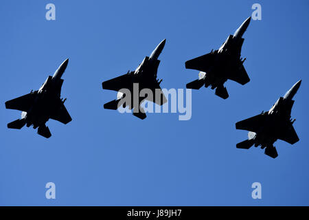 Un F-15E Strike Eagle quattro-nave formazione vola sopra la folla durante le ali su Wayne Air Show, 20 maggio 2017, presso Seymour Johnson Air Force Base in North Carolina. Entro la fine di quest'anno, il 4° Fighter Wing celebrerà il suo settantacinquesimo anniversario con una settimana di patrimonio di eventi e cerimonie. (U.S. Air Force foto di Airman 1. Classe Miranda A. Loera) Foto Stock