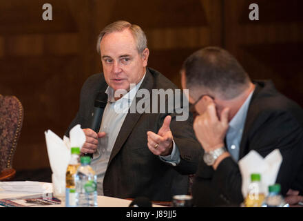 RAMSTEIN, Germania - STATI UNITI Air Force gen. (RET) Mark A. Welsh III (sinistra), Preside e Professore esecutivo Bush Scuola di governo e di servizio pubblico, parla con il Sig. Thomas Wiegold (a destra), un tedesco news esperto, durante una a stelle e strisce Europa news pannello a Ramstein Air Base, Germania il 20 maggio 2017. Il pannello di notizie era parte di una celebrazione per commemorare i 75 anni che le stelle e strisce news organizzazione ha servito in Europa nonché per discutere di come il ruolo dell'Organizzazione del Trattato del Nord Atlantico (NATO) è cambiato nel corso degli anni. (U.S. Air Force foto di Tech. Sgt. Brian Kimb Foto Stock