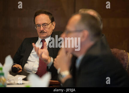 RAMSTEIN, Germania - Il Sig. Robert Reid, stelle e strisce Senior Editor (sinistra), ascolta U.S. Air Force gen. (RET) Mark A. Welsh III (sinistra), Preside e Professore esecutivo Bush Scuola di governo e di servizio pubblico, di parlare a un pubblico di circa il ruolo della NATO in Europa durante a stelle e strisce Europa news pannello a Ramstein Air Base, Germania il 20 maggio 2017. Il pannello di notizie era parte di una celebrazione per commemorare i 75 anni che le stelle e strisce news organizzazione ha servito in Europa nonché per discutere di come il ruolo dell'Organizzazione del Trattato del Nord Atlantico (NATO) è cambiato nel corso Foto Stock