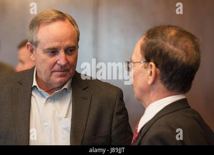 RAMSTEIN, Germania - STATI UNITI Air Force gen. (RET) Mark A. Welsh III (sinistra), Preside e Professore esecutivo Bush Scuola di governo e di servizio pubblico, parla con il Sig. Robert H. Reid (destra), a stelle e strisce Senior Editor, durante a stelle e strisce Europa news pannello a Ramstein Air Base, Germania il 20 maggio 2017. Il pannello di notizie era parte di una celebrazione per commemorare i 75 anni che le stelle e strisce news organizzazione ha servito in Europa nonché per discutere di come il ruolo dell'Organizzazione del Trattato del Nord Atlantico (NATO) è cambiato nel corso degli anni. (U.S. Air Force foto di Tech. Sgt. B Foto Stock