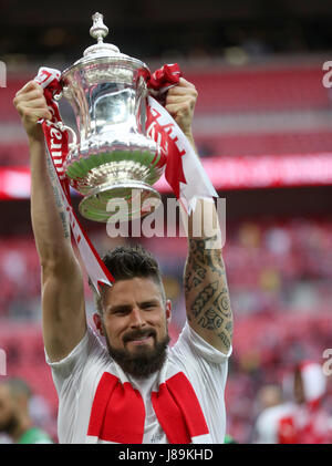 Arsenale di Olivier Giroud celebra con il trofeo dopo il suo lato vincere la finale di FA Cup durante la Emirates FA Cup finale allo stadio di Wembley, Londra. Foto Stock