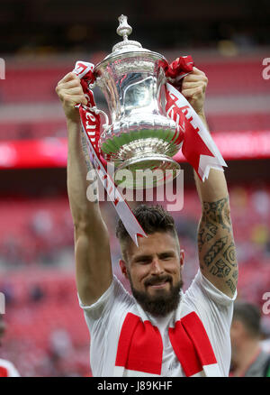 Arsenale di Olivier Giroud celebra con il trofeo dopo il suo lato vincere la finale di FA Cup durante la Emirates FA Cup finale allo stadio di Wembley, Londra. Foto Stock