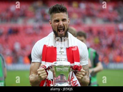 Arsenale di Olivier Giroud celebra con il trofeo dopo il suo lato vincere la finale di FA Cup durante la Emirates FA Cup finale allo stadio di Wembley, Londra. Foto Stock