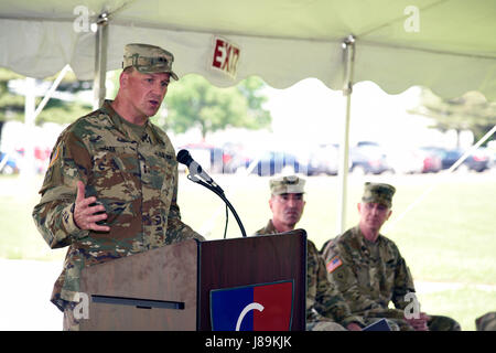 L'Indiana aiutante generale, il Mag. Gen. Courtney P. Carr, parla alla cerimonia per la UH-60M Black Hawk elicottero in Indianapolis, Domenica, 21 maggio 2017. "Questi aeromobili dimostrano la rilevanza dell'Indiana la Guardia Nazionale e il ruolo fondamentale che la Guardia Nazionale svolge nel difendere la nazione a casa e all'estero", ha detto Carr del modello M i falchi nero. Foto di Master Sgt. Brad Staggs Foto Stock