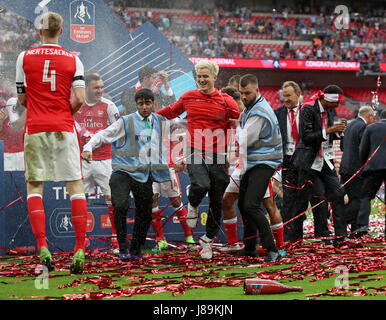 Steward rimuovere un arsenale ventilatore dopo aver invaso il passo durante la Emirates FA Cup finale allo stadio di Wembley, Londra. Foto Stock