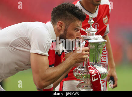 Arsenale di Olivier Giroud celebra con il trofeo dopo il suo lato vincere la finale di FA Cup durante la Emirates FA Cup finale allo stadio di Wembley, Londra. Stampa foto di associazione. Picture Data: Sabato 27 Maggio, 2017. Vedere PA storia finale di calcio. Foto di credito dovrebbe leggere: Adam Davy/filo PA. Restrizioni: solo uso editoriale nessun uso non autorizzato di audio, video, dati, calendari, club/campionato loghi o 'live' servizi. Online in corrispondenza uso limitato a 75 immagini, nessun video emulazione. Nessun uso in scommesse, giochi o un singolo giocatore/club/league pubblicazioni. Foto Stock