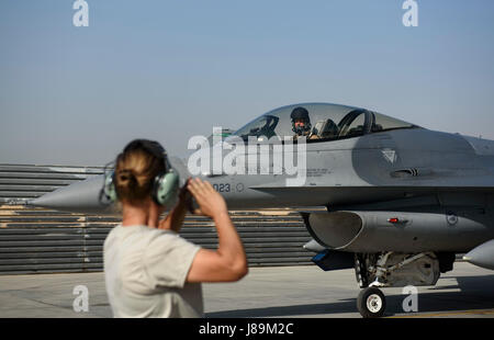 Senior Airman Heather Deines, 455th Expeditionary Manutenzione aeromobili squadrone, esegue il marshalling di un F-16 Fighting Falcon, pilotato da Brig. Gen. Jim Sears, a Bagram Airfield, Afghanistan, 22 maggio 2017. Sears, comandante della 455th Air Expeditionary Wing, condotto il suo ultimo volo di Bagram Airfield. (U.S. Air Force photo by Staff Sgt. Benjamin Gonsier) Foto Stock