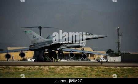 Un F-16 Fighting Falcon, pilotato da Brig. Gen. Jim Sears, decolla da Bagram Airfield, Afghanistan, 22 maggio 2017. Sears ha servito come comandante della 455th Air Expeditionary Wing per gli ultimi dodici mesi e presto partiranno in Afghanistan per continuare il suo Air Force carriera. Durante il volo, Sears pattugliato i cieli con il suo wingman, impegnando nemico forze di terra da sopra per supportare la coalizione e truppe afghane. (U.S. Air Force photo by Staff Sgt. Benjamin Gonsier) Foto Stock