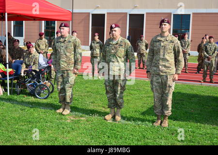 Lt. Col. Benjamin A. Bennett (centro), comandante di brigata 54th Engineer battaglione, 173rd Brigata Aerea, comandante in arrivo Capt. Travis R. Gerbatsch (sinistra), e comandante uscente Capt. Kellan S. Sams (sinistra), Charlie Company, stand presso l'attenzione durante la modifica del comando cerimonia per C Company, 54th ingegnere vigili del Battaglione, alla Caserma del Din a Vicenza, Italia, Maggio 23, 2017. Il 173rd Airborne brigata basata a Vicenza, Italia, è l'esercito di contingenza Forza di risposta in Europa ed è in grado di proiettare le forze per condurre la piena gamma delle operazioni militari in tutto il Regno Stat Foto Stock