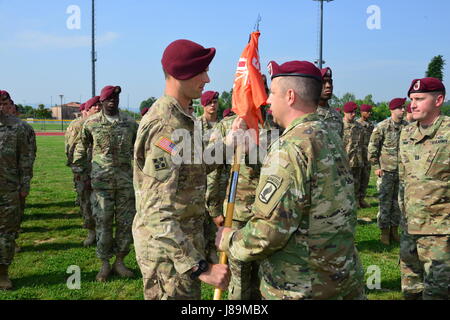 Il cap. Travis R. Gerbatsch, Charlie Company commander (sinistra), riceve il guidon dal Lt. Col. Benjamin A. Bennett (a destra), il comandante della brigata 54th Engineer battaglione, 173rd Brigata Aerea, durante la modifica del comando cerimonia di Charlie Company, 54th ingegnere vigili del Battaglione, alla Caserma del Din a Vicenza, Italia, Maggio 23, 2017. Il 173rd Airborne brigata basata a Vicenza, Italia, è l'esercito di contingenza Forza di risposta in Europa ed è in grado di proiettare le forze per condurre la piena gamma delle operazioni militari in tutto il regno membro unione, centrale e Africa aree comandi di r Foto Stock