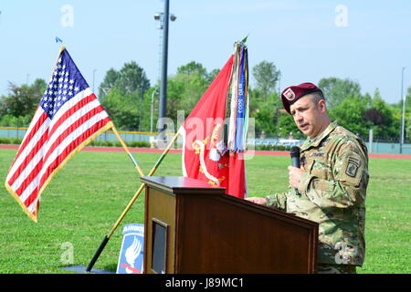 U. S. Esercito Lt. Col. Benjamin A. Bennett, comandante della brigata 54th Engineer battaglione, 173rd Brigata Aerea, colloqui durante la modifica del comando cerimonia di Charlie Company, 54th ingegnere vigili del Battaglione, 173rd Brigata Aerea, alla Caserma del Din, Vicenza, Italia, Maggio 23, 2017. Il 173rd Airborne brigata basata a Vicenza, Italia, è l'esercito di contingenza Forza di risposta in Europa ed è in grado di proiettare le forze per condurre la piena gamma delle operazioni militari in tutto il regno membro unione, centrale e Africa comandi aree di responsabilità. (U.S. Esercito Foto di informazioni visive S Foto Stock