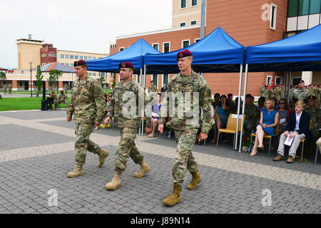 Col. Gregorio K. Anderson, comandante del 173rd Airborne Brigade (centro), Lt. Col. Jim D. Keirsey (a destra), in entrata comandante del secondo battaglione, 503rd Reggimento di Fanteria, 173rd Brigata Aerea e il tenente Col. Michael F. Kloepper (sinistra), comandante uscente, marzo verso la formazione del battaglione al cambiare del comando cerimonia alla Caserma del Din a Vicenza, Italia, Maggio 24, 2017 . Il 173rd Brigata Aerea, con sede in Vicenza, Italia, è l'esercito di contingenza Forza di risposta in Europa ed è in grado di proiettare le forze per condurre la piena gamma delle operazioni militari attraverso gli Stati Uniti unione Foto Stock