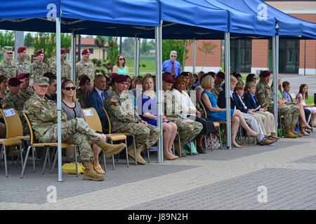 Il Mag. Gen. Joseph P. Harrington, U.S. Army Africa comandante generale (sinistra), U. S. esercito paracadutista Col. Gregorio K. Anderson, comandante del 173rd Airborne Brigade (centro), la nazione ospitante dignitari, e sia italiano e DEGLI STATI UNITI Soldati durante la modifica del comando cerimonia per il secondo battaglione, 503rd Reggimento di Fanteria alla Caserma del Din a Vicenza, Italia, 24 maggio 2017. Il 173rd Brigata Aerea, con sede in Vicenza, Italia, è l'esercito di contingenza Forza di risposta in Europa ed è in grado di proiettare le forze per condurre la piena gamma delle operazioni militari su tutto il territorio degli Stati Uniti, europeo Centr Foto Stock