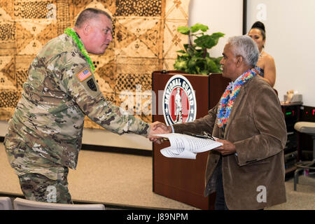 Stati Uniti Esercito il Mag. Gen. Roy Van McCarty, Vice aiutante generale per Couth Carolina, grazie oratore ospite il dottor Raj Aluri durante l'America Asia Pacific Islander Heritage mese cerimonia di forza comune sede a Columbia nella Carolina del Sud, 24 maggio 2017. Il dott. Aluri è il fondatore e presidente della Columbia Festival Internazionale, un evento che porta la comunità internazionale insieme per costruire una comunità migliore e gara le relazioni tra le diverse comunità etniche, culturali e gruppi linguistici. (U.S. Esercito nazionale Guard foto di Spc. Chelsea Baker) Foto Stock