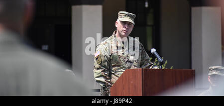 Il Mag. Gen. Patrick Reinert, 88th RSC comandante generale, parla nel corso di una cerimonia a dedicare una lapide a Camp Dodge, Iowa il 25 maggio in onore del 88th Divisione di Fanteria di inizio là in 1917. Il comando Sergente Earl Rocca, 88th comando RSC sergente maggiore, ha partecipato anche alla Iowa Guardia Nazionale ritiro comando ospitato da Il Mag. Gen. Timothy Orr, Aiutante Generale dell'Iowa Guardia Nazionale e dedicato la lapide in onore del Blue Devil's 100 anni di servire la nostra nazione. Foto Stock