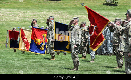 I membri dell'Iowa Guardia Nazionale condotta Retreat come la 88Supporto regionale il comando dedica una lapide a Camp Dodge, Iowa il 25 maggio in onore del 88th Divisione di Fanteria di inizio là in 1917. Durante il ritiro di comando, aviatori, soldati e civili sono riconosciuti da magg. Gen. Timothy Orr, Aiutante Generale dell'Iowa Guardia nazionale, per i loro contributi per la protezione e le loro comunità, lo stato e la nazione. Foto Stock