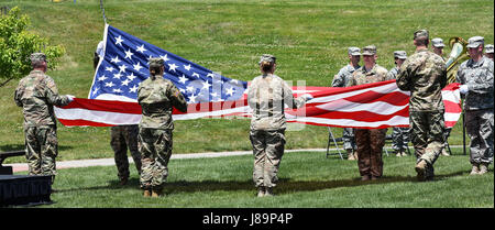 I membri dell'Iowa National Guard per piegare la bandiera degli Stati Uniti durante la conduzione di ritiro come la 88Supporto regionale il comando dedica una lapide a Camp Dodge, Iowa il 25 maggio in onore del 88th Divisione di Fanteria di inizio là in 1917. Durante il ritiro di comando, aviatori, soldati e civili sono riconosciuti da magg. Gen. Timothy Orr, Aiutante Generale dell'Iowa Guardia nazionale, per i loro contributi per la protezione e le loro comunità, lo stato e la nazione. Foto Stock