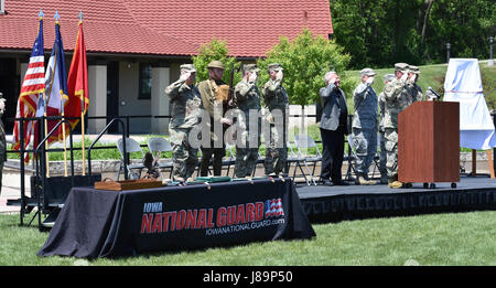 La 88th sostegno regionale saluta il comando durante una cerimonia a dedicare una lapide a Camp Dodge, Iowa il 25 maggio in onore del 88th Divisione di Fanteria di inizio là in 1917. Il Mag. Gen. Patrick Reinert, 88th RSC comandante generale e il comando Sergente Earl Rocca, 88th comando RSC sergente maggiore, hanno partecipato all'Iowa Guardia Nazionale ritiro comando ospitato da Il Mag. Gen. Timothy Orr, Aiutante Generale dell'Iowa Guardia Nazionale e dedicato la lapide in onore del Blue Devil's 100 anni di servire la nostra nazione. Foto Stock