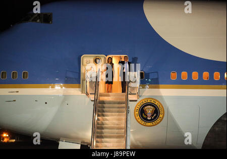 Presidente Donald Trump e la First Lady Melania Trump arrivano alla Naval Air Station Sigonella, Italia, Maggio 25, 2017. Trump ha viaggiato per la Sicilia al fine di partecipare al vertice G7 e si incontrano con altri leader politici di tutto il mondo, per includere il Primo Ministro italiano Paolo Gentiloni. NASSIG è strategicamente situato a base in grado di supportare una vasta gamma di operazioni che ospita i marinai, aviatori, soldati e marines con scopi speciali Air-Ground Marine Task Force - Risposta in caso di crisi - Africa. (U.S. Marine Corps foto di Sgt. Samuel Guerra/rilasciato) Foto Stock