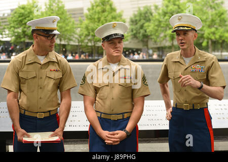 Il colonnello Matteo Reuter (a destra), comandante della Special Purpose Marine Air-Ground Task Force New York, risolve una folla di curiosi civile durante un reenlistment e cerimonia di promozione al 9/11 Memorial Plaza, 26 maggio 2017. Primo Lt. Gerald Koval (sinistra) e lo Staff Sgt. Todd sfera (centro) erano parte della cerimonia, che è stata un evento durante la settimana della flotta New York 2017. (U.S. Marine Corps photo by Lance Cpl. Troy Saunders) Foto Stock