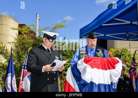 L'osservanza annuale del Tolling the Boats Memorial Day presso la base navale di Kitsap-Bangor commemora i sottomarini e i marinai della Marina degli Stati Uniti persi in servizio, inclusi 65 sommergibili totali dal 1915, 52 durante la seconda guerra mondiale, il 25 maggio 2017. Foto Stock