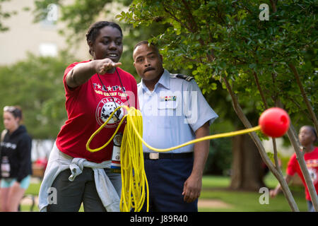 Destino Johnson getta un salvataggio corda mentre Giulio Jackson di U.S. La guardia costiera assiste ausiliario al Pentagono di Arlington, Virginia Maggio 26, 2017. Johnson è stato frequentando il Pentagono annuale del Memorial Day Weekend di eventi per la tragedia del programma di assistenza per i superstiti. (Dipartimento della Difesa foto di EJ Hersom) Foto Stock