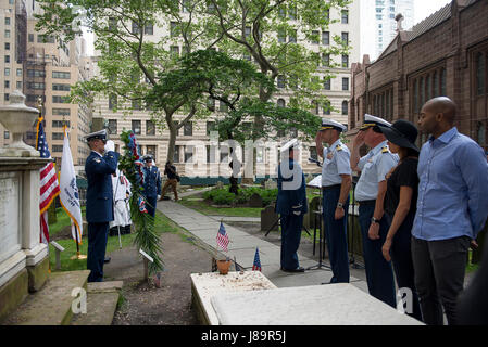 Come una parte della flotta settimana New York, membri di equipaggio dalla Guardacoste Hamilton e gli ospiti onorati Coast Guard fondatore, Alexander Hamilton, con una ghirlanda di memorial-posa cerimonia presso la sua tomba alla Chiesa della Trinità nella città di New York, 26 maggio 2017. Membri del cast Lexi Lawson (Eliza Hamilton) e Brandon Victor Dixon (Aron Burr) della stimata musical di Broadway, Hamilton ha anche partecipato e pagato il loro rispetto alla comune omonimo della nave e giocare. Stati Uniti Coast Guard foto di Sottufficiali di prima classe pietra LaNola. Foto Stock