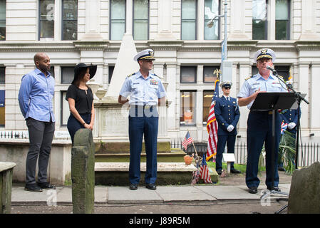 Come una parte della flotta settimana New York, membri di equipaggio dalla Guardacoste Hamilton e gli ospiti onorati Coast Guard fondatore, Alexander Hamilton, con una ghirlanda di memorial-posa cerimonia presso la sua tomba alla Chiesa della Trinità nella città di New York, 26 maggio 2017. Membri del cast Brandon Victor Dixon (Aaron Burr) e Lexi Lawson (Eliza Hamilton) della stimata musical di Broadway, Hamilton ha anche partecipato e pagato il loro rispetto per l'omonimo condivisa sia della nave e il gioco. Stati Uniti Coast Guard foto di Sottufficiali di prima classe pietra LaNola. Foto Stock