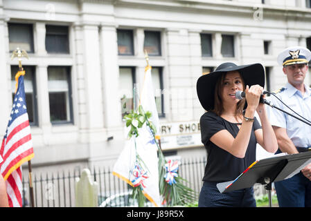 Membro del cast Lexi Lawson (Eliza Hamilton) della stimata musical di Broadway, Hamilton affronta la folla riunita e equipaggio di Guardacoste Hamilton in onore del fondatore della Coast Guard, Alexander Hamilton, presso la sua tomba a motivo della Chiesa della Trinità nella città di New York, 26 maggio 2017. La Ghirlanda-posa cerimonia è stata una parte della settimana della flotta di New York e il weekend del Memorial Day attività. Stati Uniti Coast Guard foto di Sottufficiali di prima classe pietra LaNola. Foto Stock